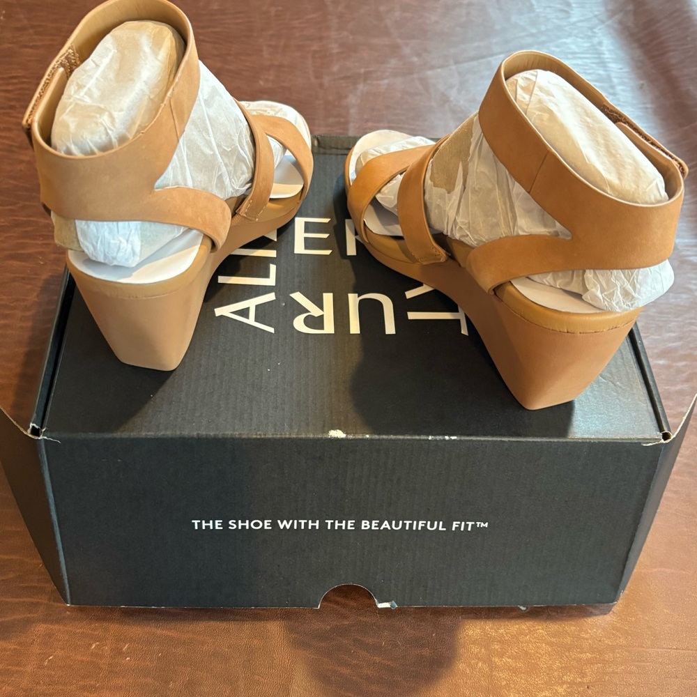 NIB-Naturalizer Brown Wedge Sandals for Women - Picture 4 of 16